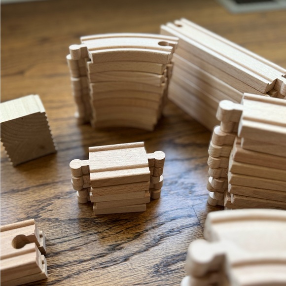 Thomas & Friends Wooden Train Set with Red and Black Engine - Picture 9 of 12